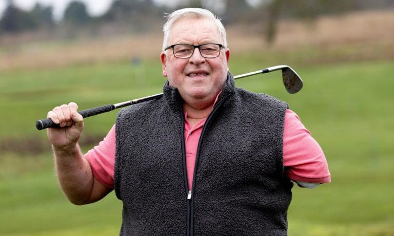 Ai humbi dorën — çfarë ndodhi gjatë një gjuajtjeje në golf do t’ju habisë