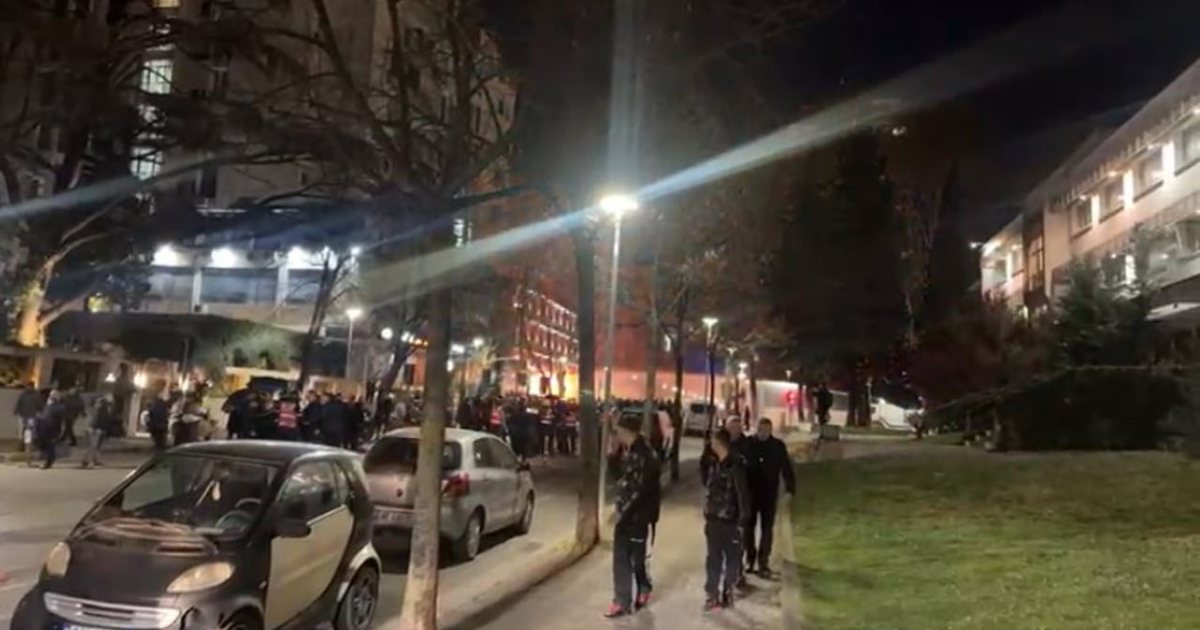 Si u përplas turma me uniformat gjatë tubimit?