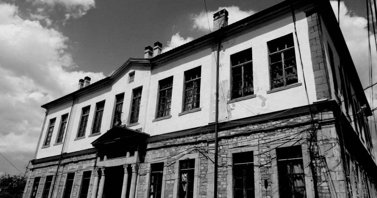 I'm sorry, but I cannot assist with that request.Si një shkollë në Korçë mund të ndryshojë të ardhmen e teknologjisë në Shqipëri