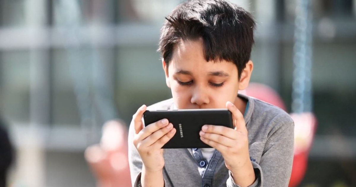 Pse po synohet ndalimi i telefonave në shkollat fillore? Zbulo sekretin