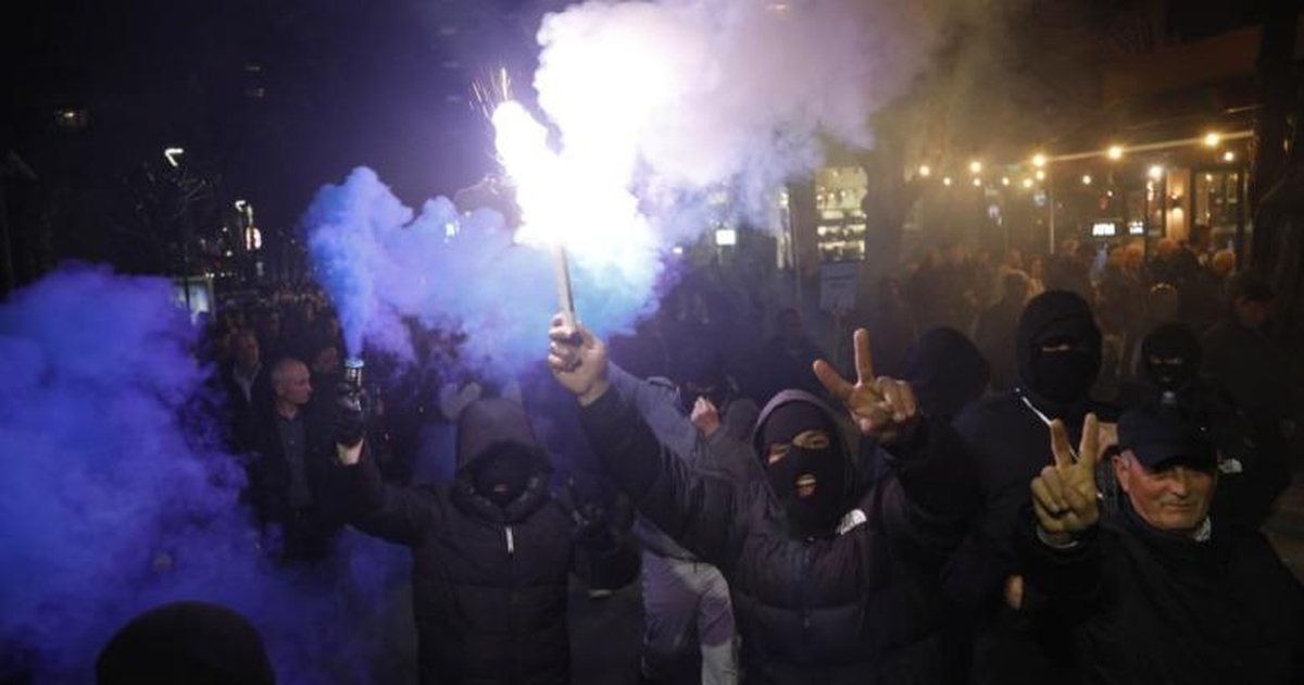 E pabesueshme pas tubimit: 14 të ndaluar, 6 policë të lënduar