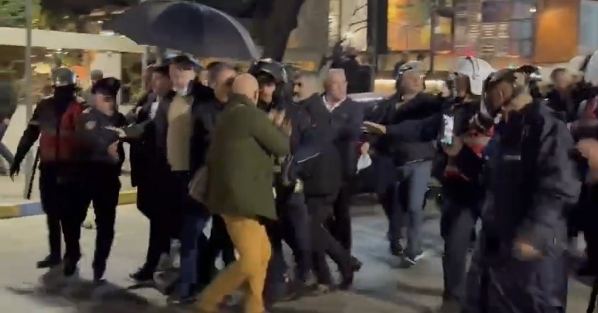 Pamjet që do t’ju habisin: Çfarë ndodhi në tubimin opozitar?