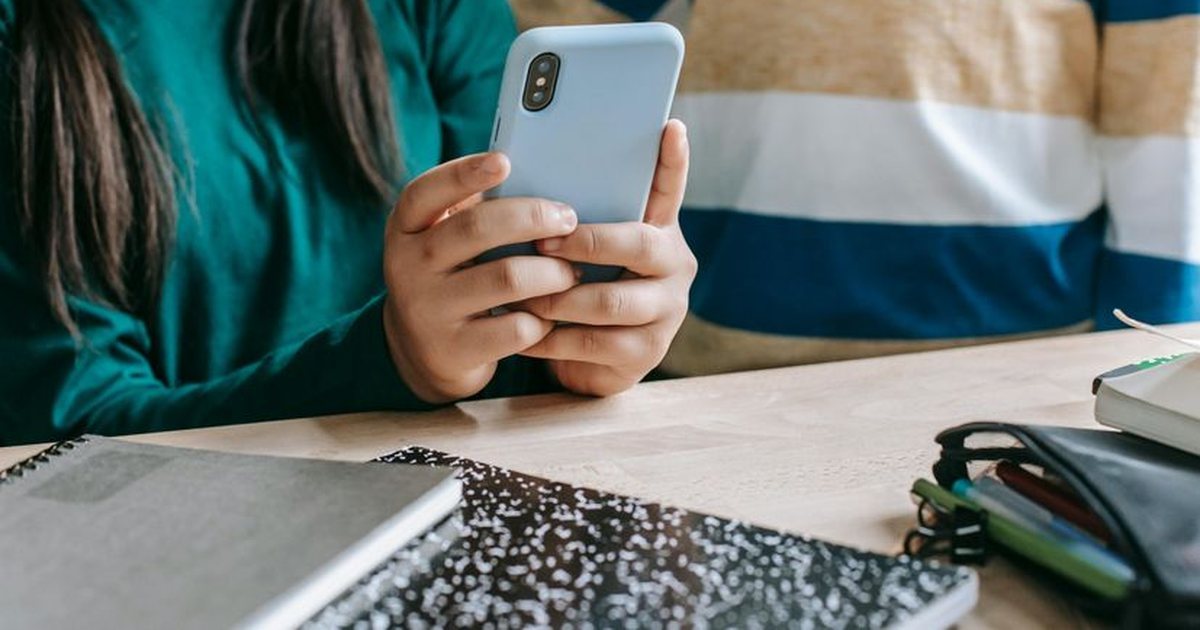 Prindër, kujdes: Si do t’i trajtojnë shkollat telefonat e fëmijëve?