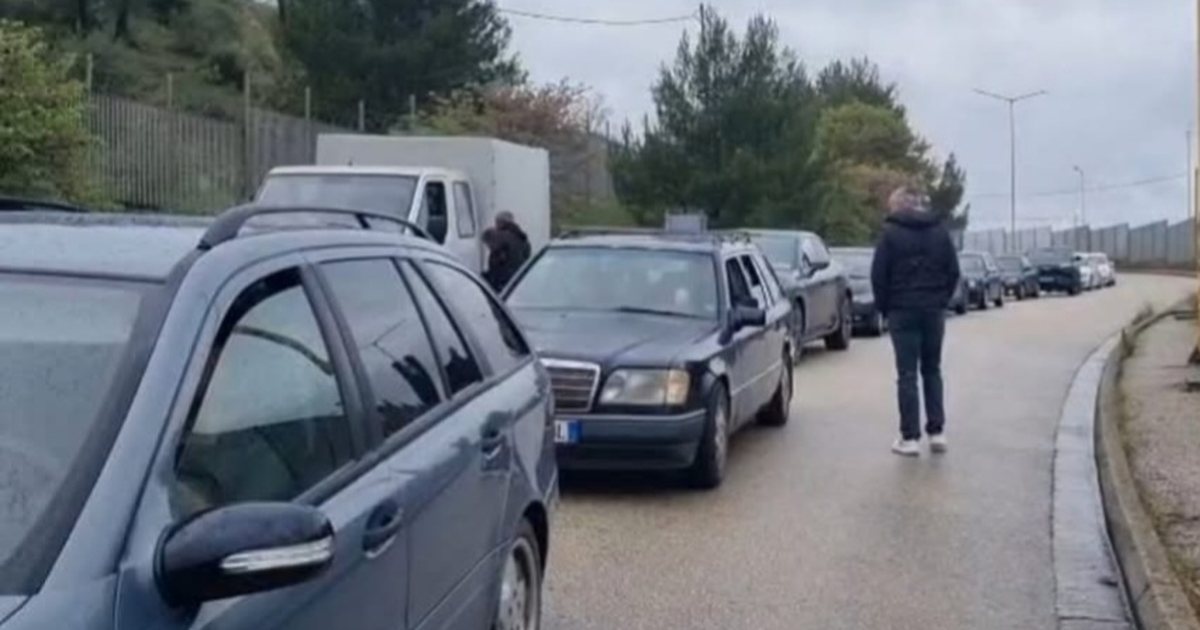 Shumë shoferë në pritje: çfarë po ndodh në Kapshticë?