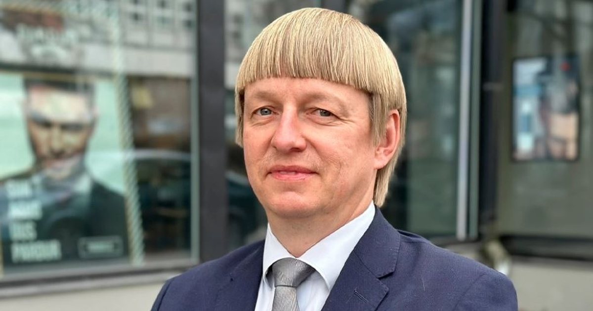 Flokët që tërhoqën të gjithë — çfarë ndodhi me këtë politikan?