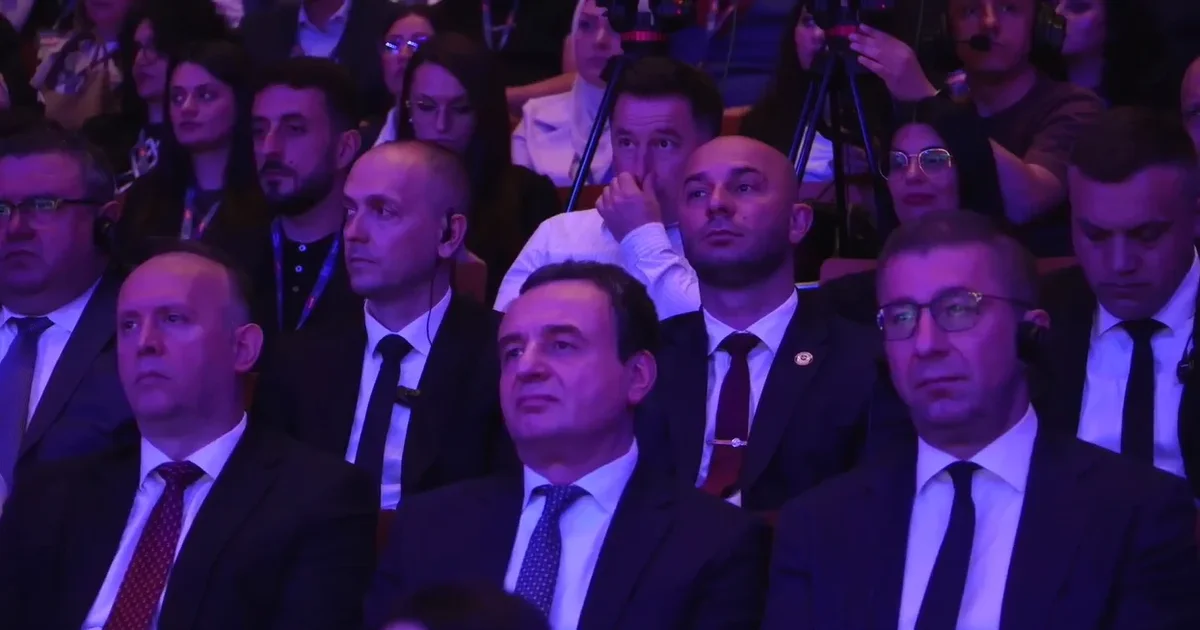 Çfarë fshihet pas buzëqeshjeve në sallë? Një tajtë që shqetëson